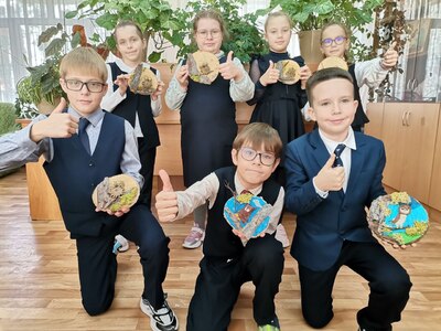 Юннаты сделали поделки Филин на ветке