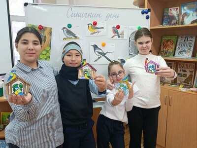 На занятиях  в преддверии праздника "Синичкин день" узнали чем нужно подкармливать зимующих птиц, провели увлекательную викторину о птицах. Ребята изготовили поделку "Птички на кормушке"