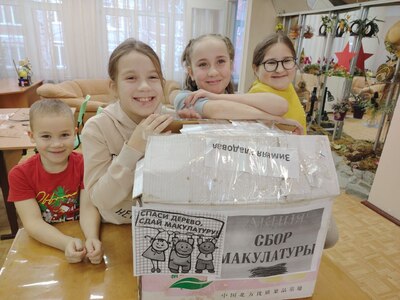 Юннаты участвуют в сборе макулатуры ресурсосберегающей акции "Спаси дерево!"